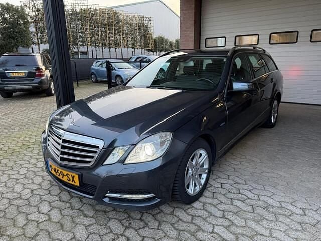Grijs Occasion 2011 Mercedes E200 Stationwagen | € 10.500 (Eerlijke prijs) - Afbeelding 1/4