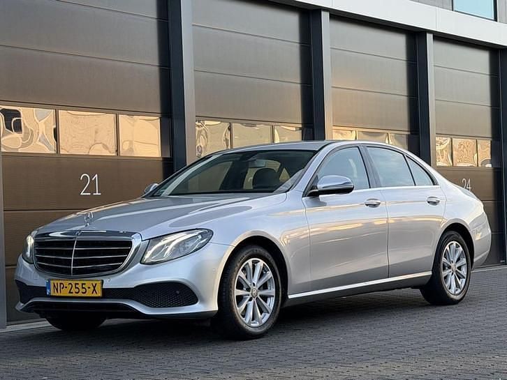 Grijs Occasion 2017 Mercedes E200 Sedan | € 9.950 (Goede deal) - Afbeelding 1/4