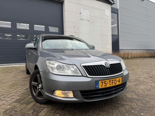 Grijs Gebruikt 2012 Skoda Octavia Business Line Stationwagen | € 2.850 (Eerlijke prijs) - Afbeelding 1/4