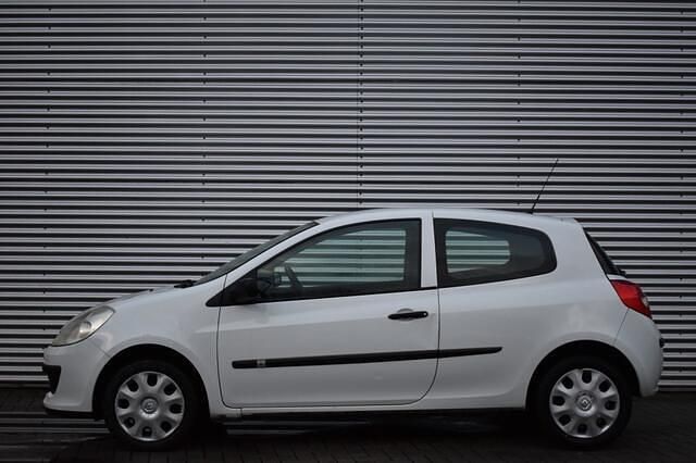 Occasion Renault Clio II 75 PK (55 kW) 2008 Wit Hatchback