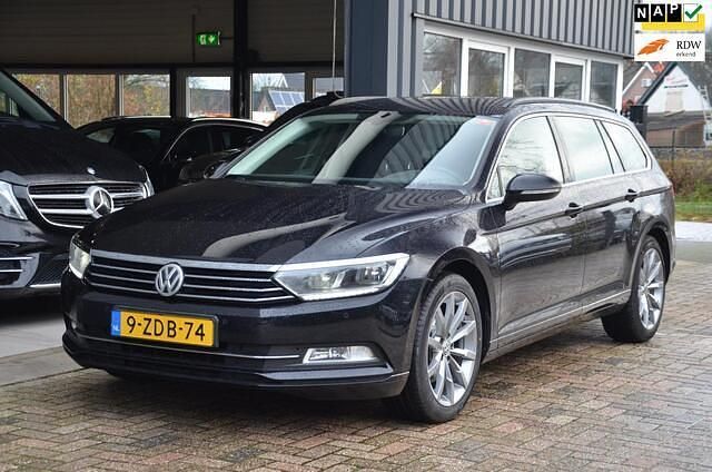 Zwart (metallic) Gebruikt 2014 VW Passat Comfortline Stationwagen | € 13.490 (Duur) - Afbeelding 1/4