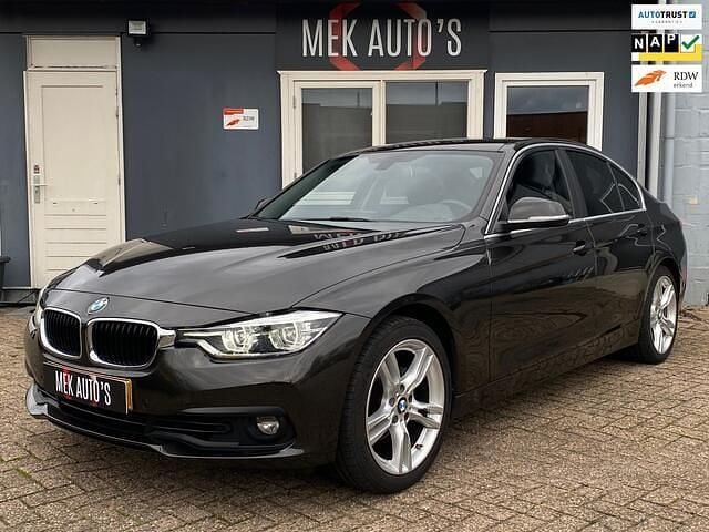 Bruin Gebruikt 2016 BMW 318 Sedan | € 15.944 (Eerlijke prijs) - Afbeelding 1/4
