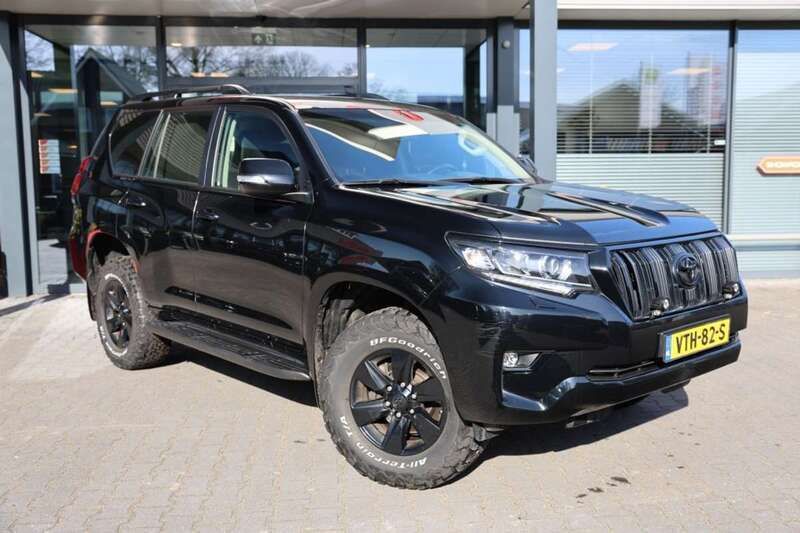 Zwart, andere lak Gebruikt 2023 Toyota Land Cruiser SUV | € 60.494 (Iets duurder) - Afbeelding 1/4