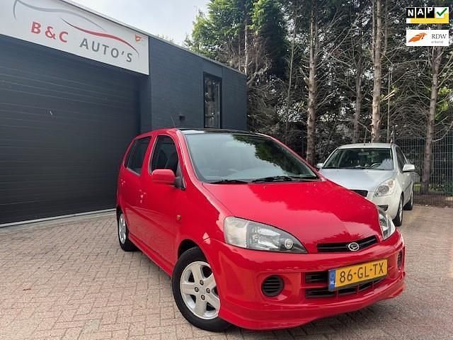 Rood Gebruikt 2001 Daihatsu Young Rv MPV | € 3.695 - Afbeelding 1/4