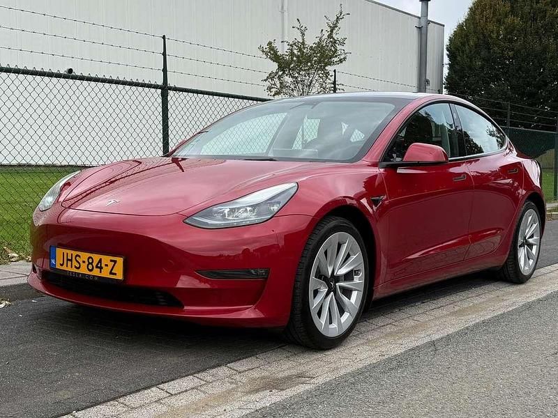 Rood Gebruikt 2023 Tesla Model 3 Long Range AWD Sedan | € 32.995 (Goede deal) - Afbeelding 1/4