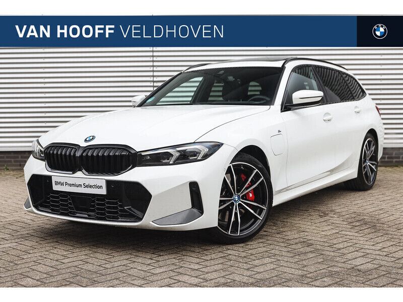 Wit Gebruikt 2024 BMW 330e Executive Stationwagen | € 49.950 (Eerlijke prijs) - Afbeelding 1/4