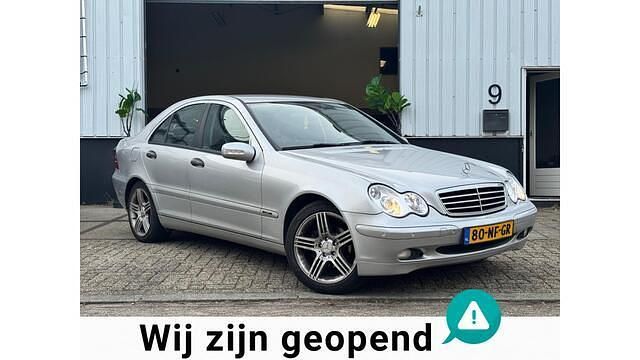 Grijs (metallic) Occasion 2003 Mercedes C180 Elegance Sedan | € 3.499 (Eerlijke prijs) - Afbeelding 1/4