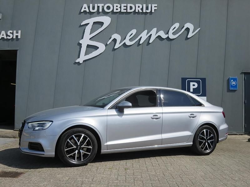 Grijs Gebruikt 2017 Audi A3 Sedan | € 15.950 (Goede deal) - Afbeelding 1/4
