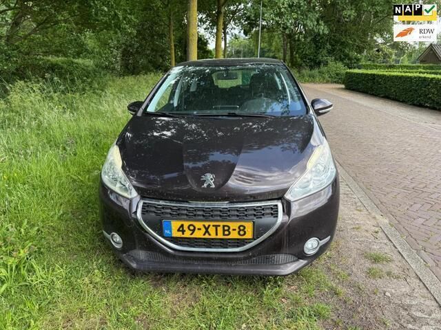 Rood Gebruikt 2012 Peugeot 208 Active Hatchback | € 3.750 (Eerlijke prijs) - Afbeelding 1/4