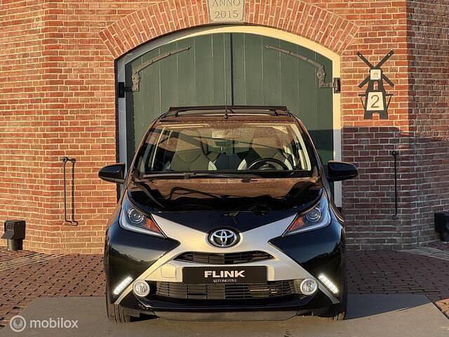 Occasion Toyota Aygo X-wave 69 PK (50 kW) 2017 Zwart Hatchback