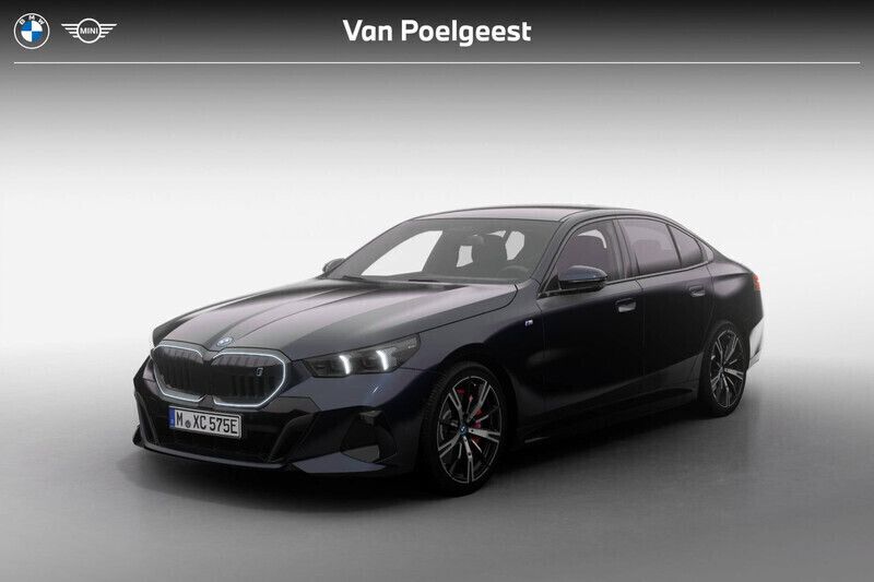 M carbonschwarz Nieuw 2025 BMW i5 M Sport Sedan | € 88.203 - Afbeelding 1/4