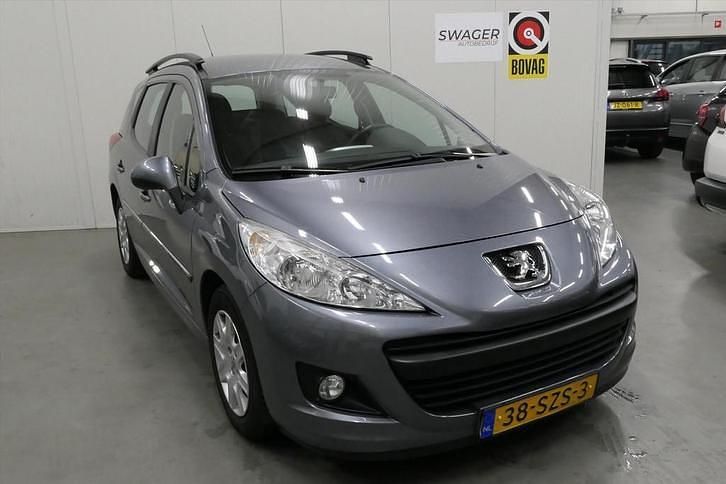 Grijs (metallic) Gebruikt 2012 Peugeot 207 Access Stationwagen | € 2.895 (Eerlijke prijs) - Afbeelding 1/4