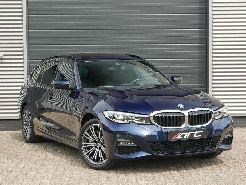 Blauw, metallic lak Gebruikt 2022 BMW 330e M Sport Stationwagen | € 37.950 (Eerlijke prijs) - Afbeelding 1/4