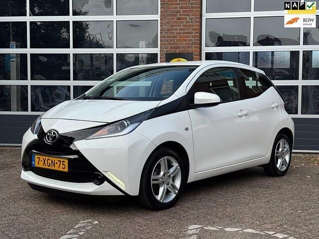 Wit Gebruikt 2014 Toyota Aygo X-play Hatchback | € 6.999 (Eerlijke prijs) - Afbeelding 1/4