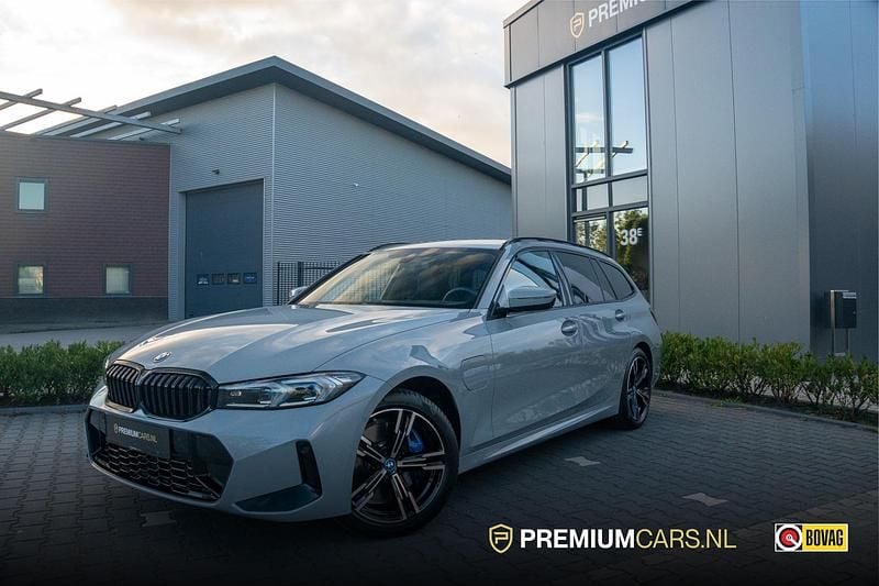 Grijs Gebruikt 2024 BMW 330e M Sport Stationwagen | € 51.990 (Goede deal) - Afbeelding 1/4