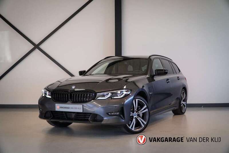 Grijs, metallic lak Gebruikt 2022 BMW 330e Sport Line Stationwagen | € 36.950 (Eerlijke prijs) - Afbeelding 1/4