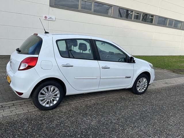 Occasion Renault Clio II Collection 75 PK (55 kW) 2011 Wit (metallic) Hatchback