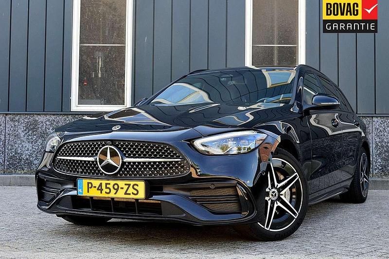 Zwart Occasion 2022 Mercedes C300e AMG line Stationwagen | € 38.950 (Iets duurder) - Afbeelding 1/4