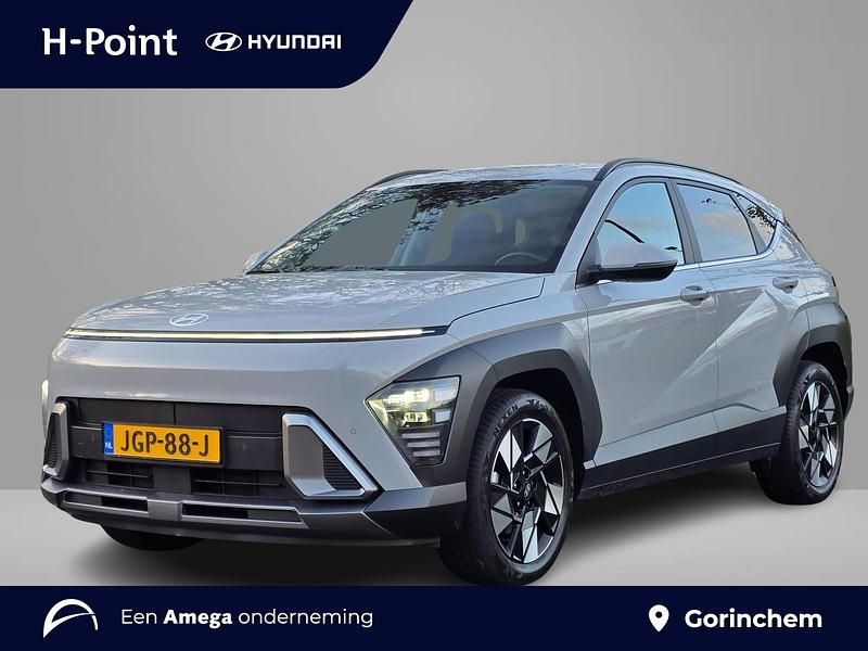 Cyber gray metallic (c5g) Occasion 2024 Hyundai Kona Comfort SUV | € 29.440 (Eerlijke prijs) - Afbeelding 1/4