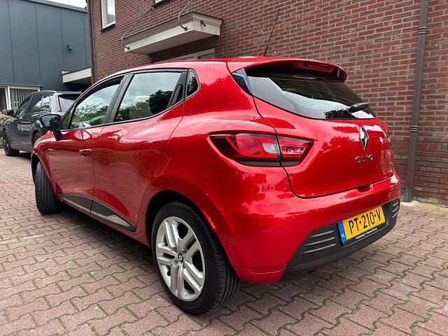 Rood Gebruikt 2017 Renault Clio IV Zen Hatchback | € 5.999 (Goede deal) - Afbeelding 1/4
