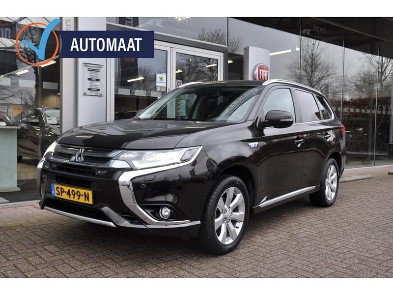 Zwart (metallic) Gebruikt 2016 Mitsubishi Outlander P-HEV SUV | € 19.900 (Eerlijke prijs) - Afbeelding 1/4