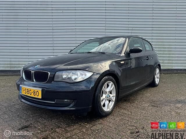 Zwart Gebruikt 2010 BMW 116 Hatchback | € 4.495 (Eerlijke prijs) - Afbeelding 1/4