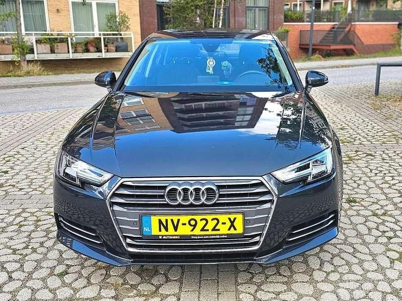 Grijs Gebruikt 2017 Audi A4 Sport Sedan | € 19.990 (Eerlijke prijs) - Afbeelding 1/4