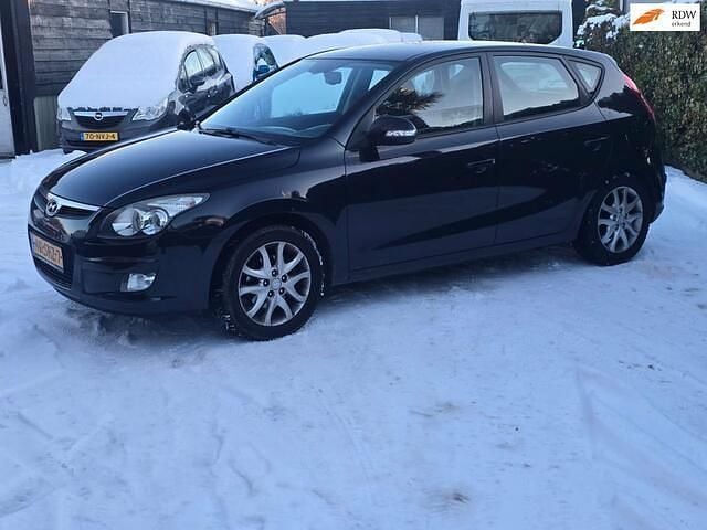 Zwart Occasion 2011 Hyundai i30 Style Hatchback | € 2.449 (Eerlijke prijs) - Afbeelding 1/4