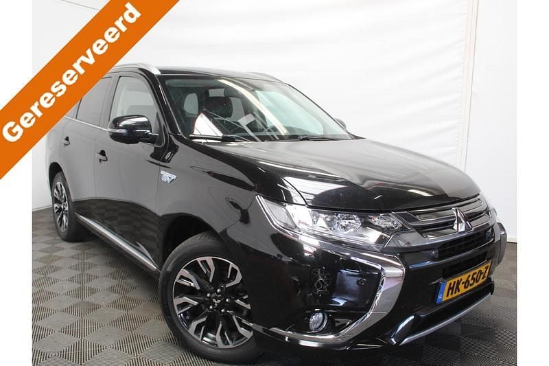 Zwart Gebruikt 2015 Mitsubishi Outlander P-HEV Instyle SUV | € 11.890 (Eerlijke prijs) - Afbeelding 1/4