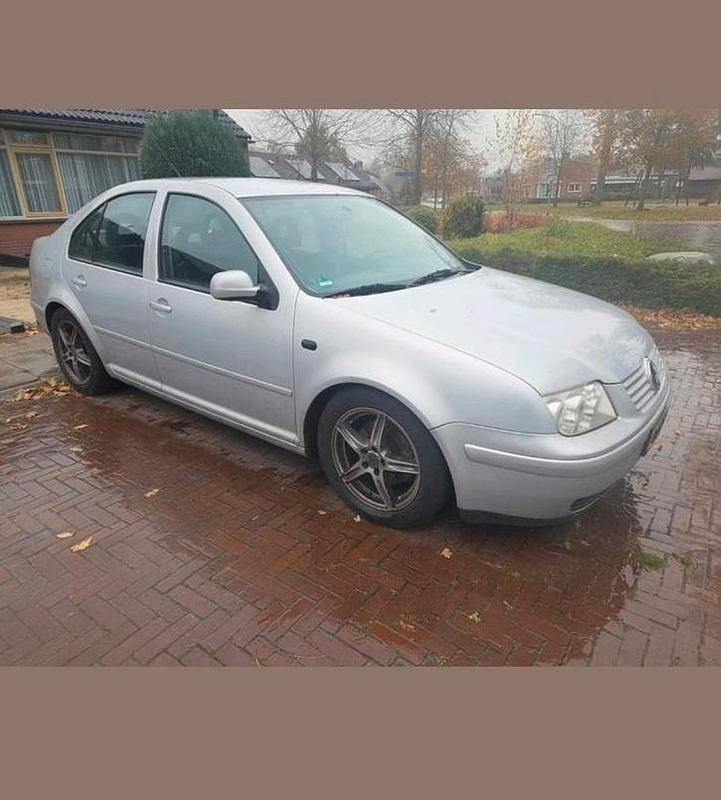 Zilver Occasion 1999 VW Bora Trendline Hatchback | € 1.250 (Eerlijke prijs) - Afbeelding 1/4