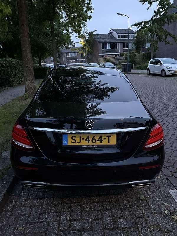 Zwart Gebruikt 2016 Mercedes E200 Prestige Sedan | € 30.000 - Afbeelding 1/4