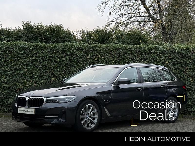 Grijs Occasion 2023 BMW 530e Sport Line Stationwagen | € 37.895 (Super prijs) - Afbeelding 1/4