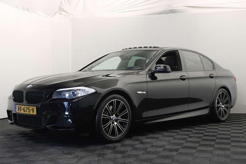 Zwart Gebruikt 2013 BMW 530 Executive Sedan | € 13.450 (Eerlijke prijs) - Afbeelding 1/4