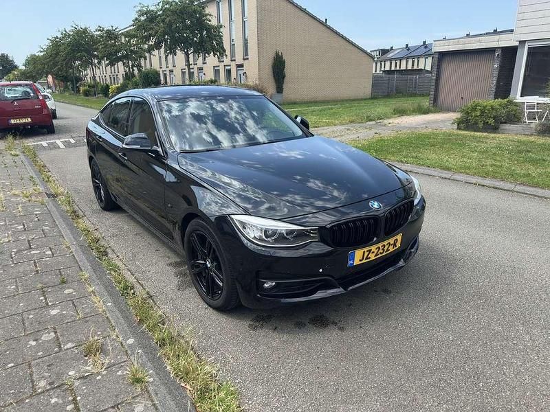 Zwart Gebruikt 2016 BMW 320 Gran Turismo M Sport Sedan | € 15.999 (Goede deal) - Afbeelding 1/4