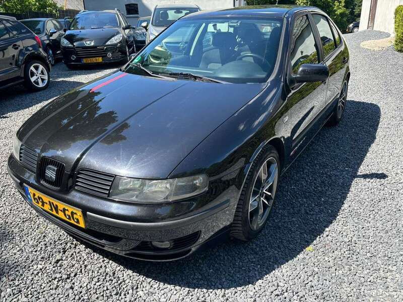 Zwart, metallic lak Gebruikt 2002 Seat Leon Stella Hatchback | € 1.250 (Eerlijke prijs) - Afbeelding 1/4