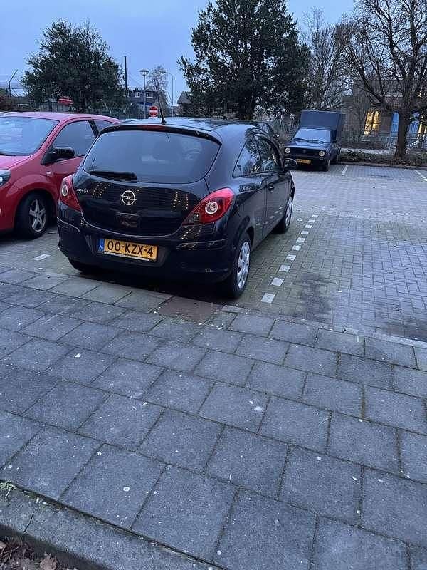 Zwart Occasion 2010 Opel Corsa Edition MPV | € 995 (Goede deal) - Afbeelding 1/2