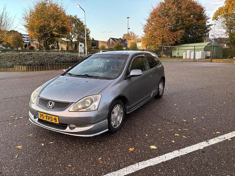 Grijs (metallic) Gebruikt 2005 Honda Civic Sport Hatchback | € 1.000 - Afbeelding 1/4