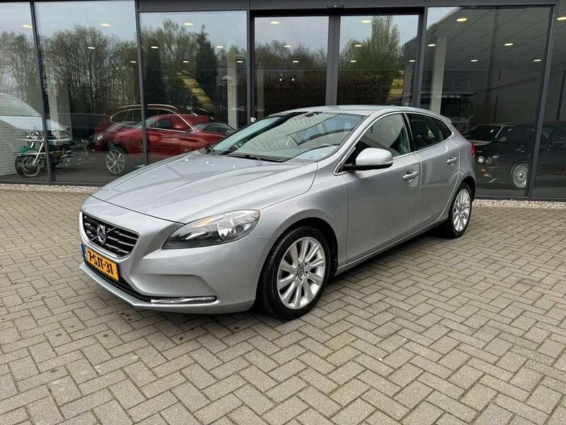 Grijs, metallic lak Gebruikt 2013 Volvo V40 Summum Stationwagen | € 11.999 (Eerlijke prijs) - Afbeelding 1/4