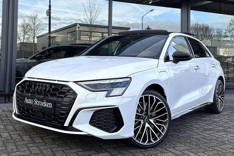 Wit Occasion 2021 Audi A3 Sportback e-tron S-Line Hatchback | € 31.949 (Eerlijke prijs) - Afbeelding 1/4