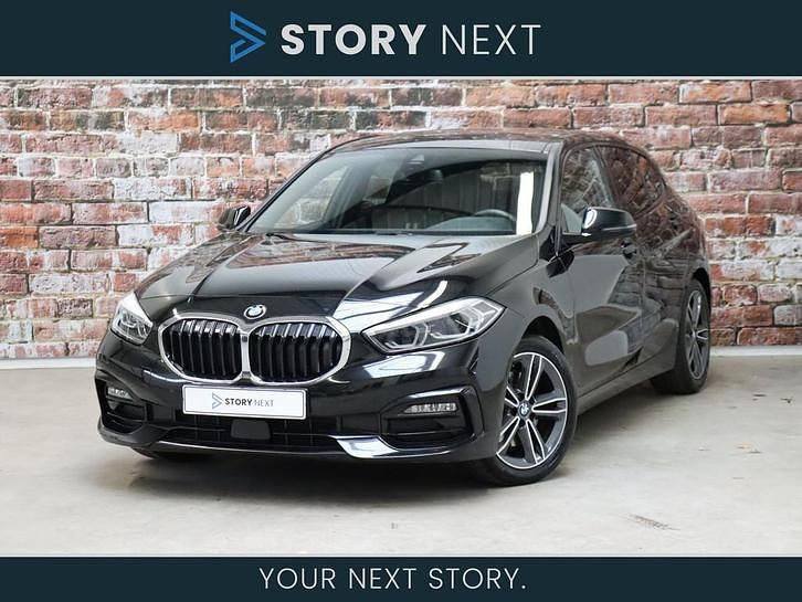 Zwart Gebruikt 2021 BMW 118 Executive Hatchback | € 18.950 (Goede deal) - Afbeelding 1/4