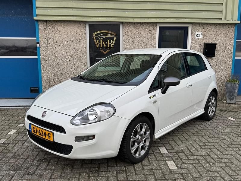 Wit Occasion 2015 Fiat Punto Young Hatchback | € 4.750 (Eerlijke prijs) - Afbeelding 1/4