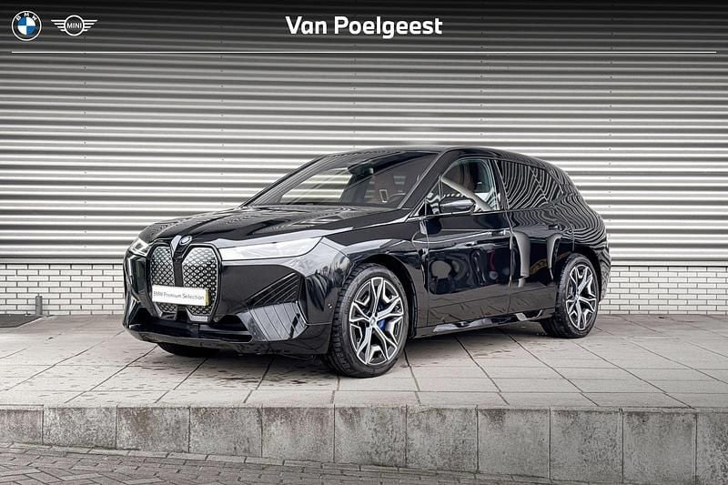 Saphirschwarz metallic (zwart metallic) Occasion 2022 BMW iX Performance SUV | € 54.900 (Eerlijke prijs) - Afbeelding 1/4