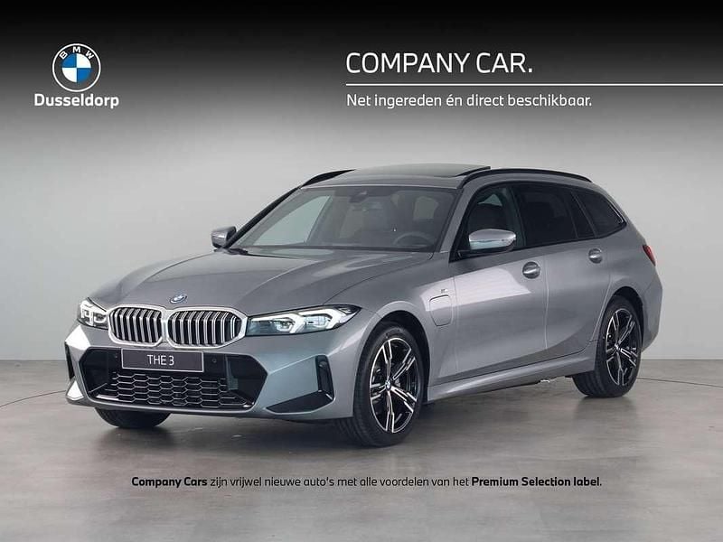 Grijs Nieuw 2025 BMW 330e M Sport Stationwagen | € 68.511 - Afbeelding 1/4
