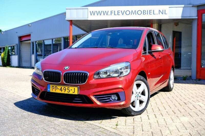 Rood, metallic lak Gebruikt 2016 BMW 220 Gran Tourer Sport Line MPV | € 17.950 (Eerlijke prijs) - Afbeelding 1/4