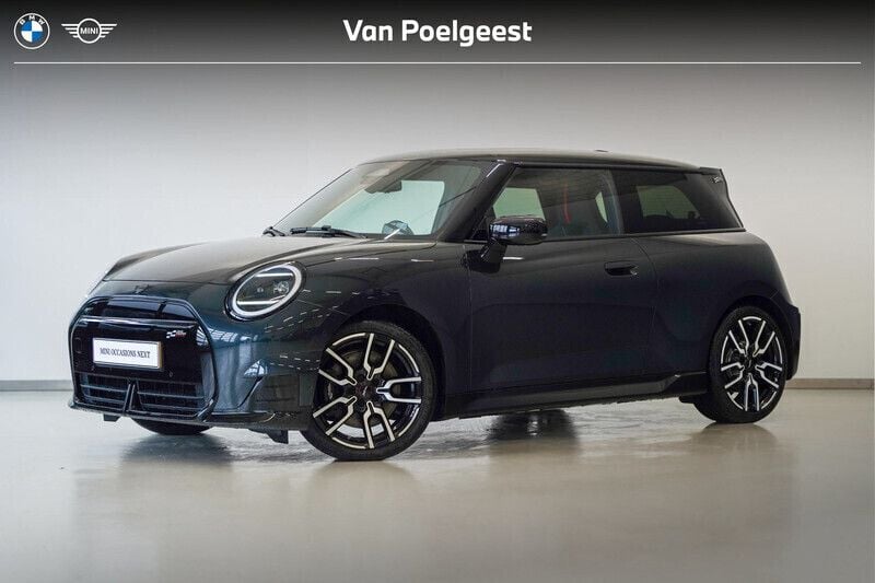 Grijs, metallic lak Gebruikt 2024 Mini Cooper Hatchback | € 39.895 - Afbeelding 1/4