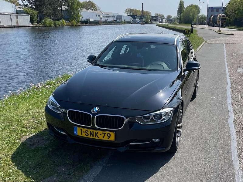 Zwart Gebruikt 2013 BMW 320 Executive Stationwagen | € 12.750 (Eerlijke prijs) - Afbeelding 1/4