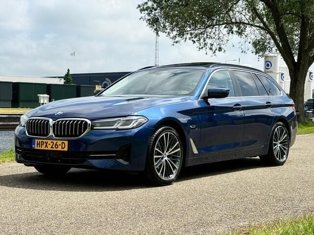 Blauw Gebruikt 2022 BMW 530e Comfort Edition Stationwagen | € 39.450 (Goede deal) - Afbeelding 1/4
