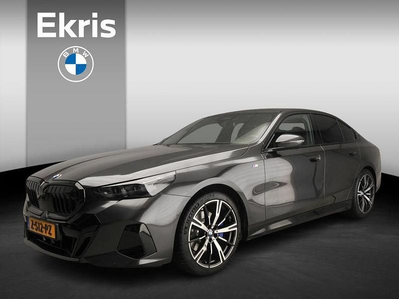 Grijs Occasion 2024 BMW 520 M Sport Sedan | € 56.900 (Goede deal) - Afbeelding 1/4