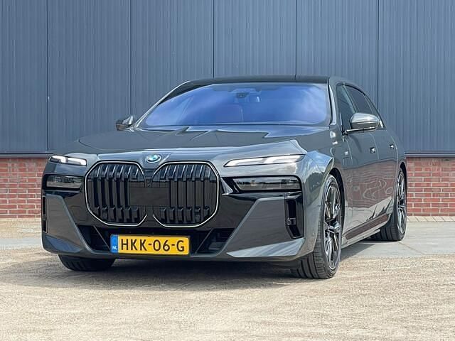 Grijs Gebruikt 2024 BMW 750e M Sport Sedan | € 124.999 (Goede deal) - Afbeelding 1/4