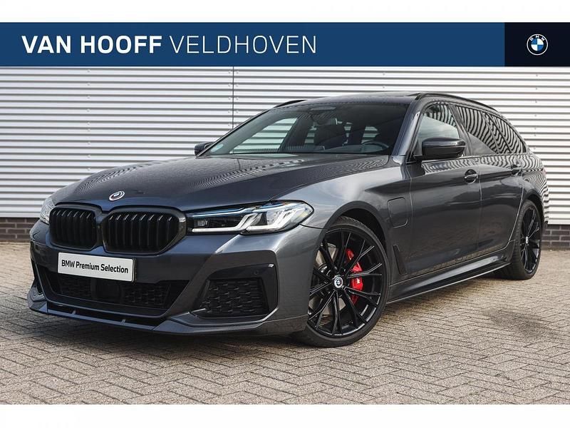 Gunmetal ii (grijs metallic) Gebruikt 2023 BMW 530e Comfort Edition Stationwagen | € 47.950 (Iets duurder) - Afbeelding 1/4